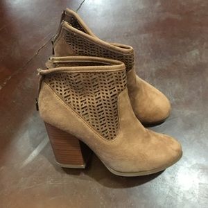 Heeled ankle bootie in tan suede size 5.5